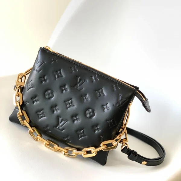 Louis Vuitton Size: 20 x 16 x 12 cm