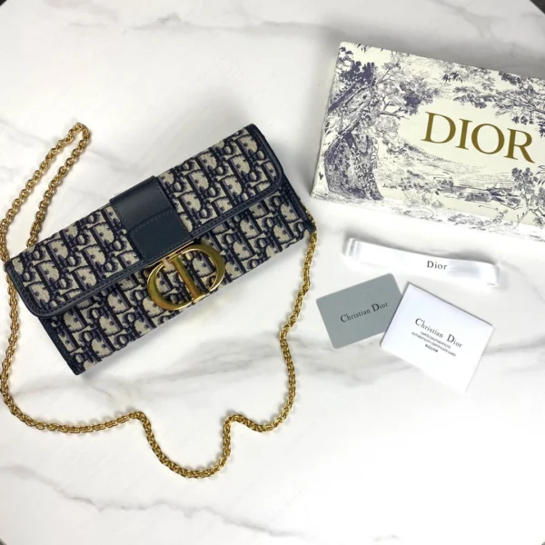 30 Montaigne Chain Clutch Bag Size: 27.5*12*2 cm