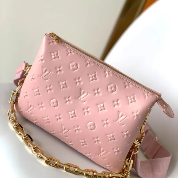 Louis Vuitton Size: 20 x 16 x 12 cm